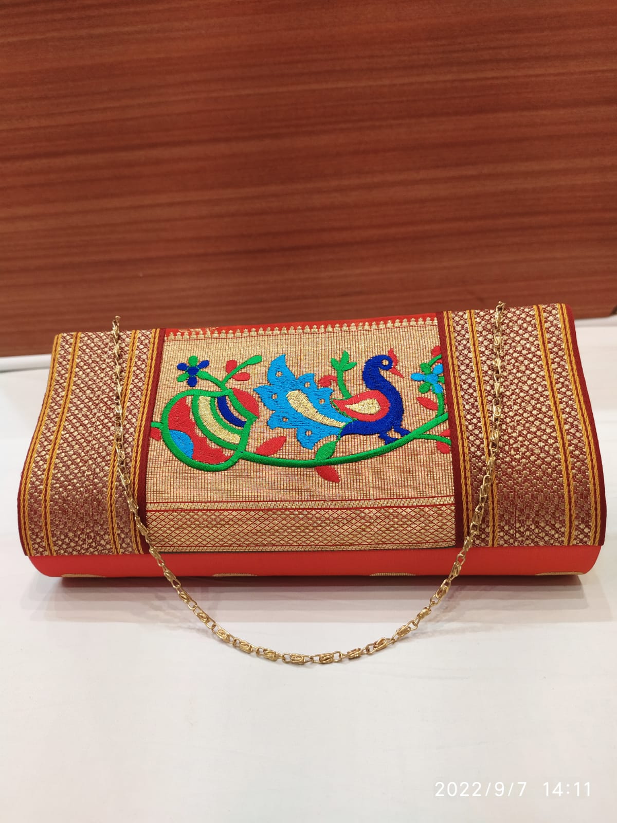 हैंडबैग के ये डिजाइन आये फैशन ट्रेंड में - different style handbags for  wedding function-mobile